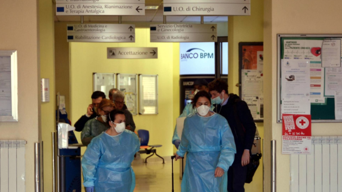 Trabajadores sanitarios en el hospital italiano de Codongo.