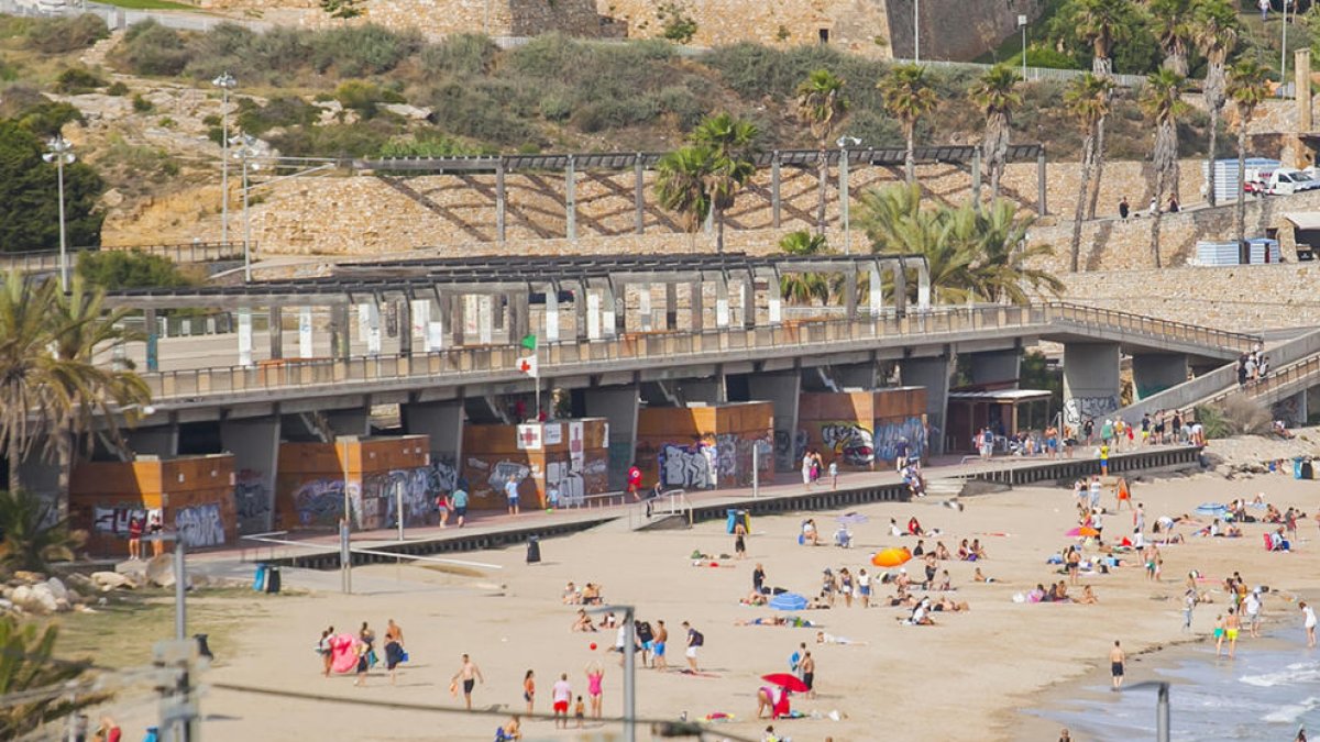 Imatge d'arxiu d ela platja del Miracle, amb la torre de vigilància de Creu Roja.