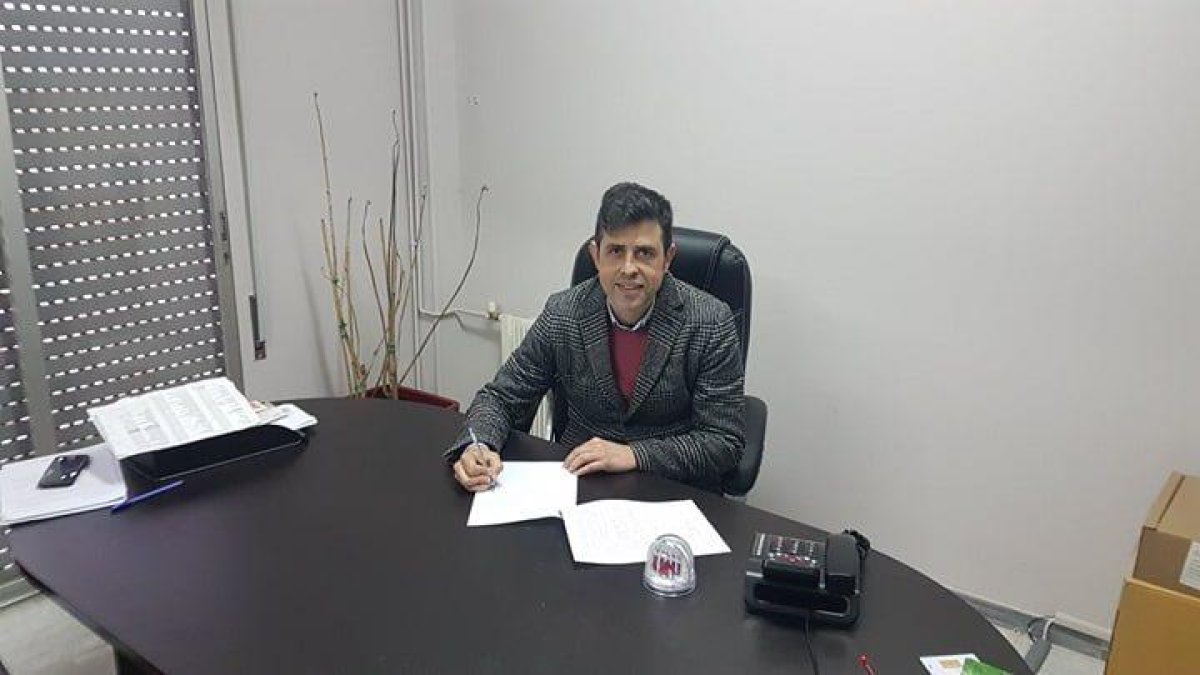 Alberto Gallego firmant el seu contracte amb el conjunt grec.