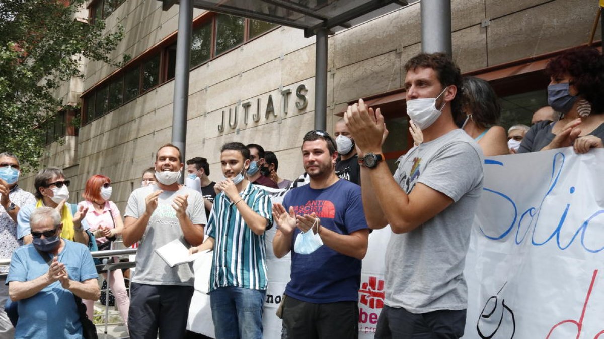 Los militantes de la izquierda independentista a la salida de los juzgados de Reus.