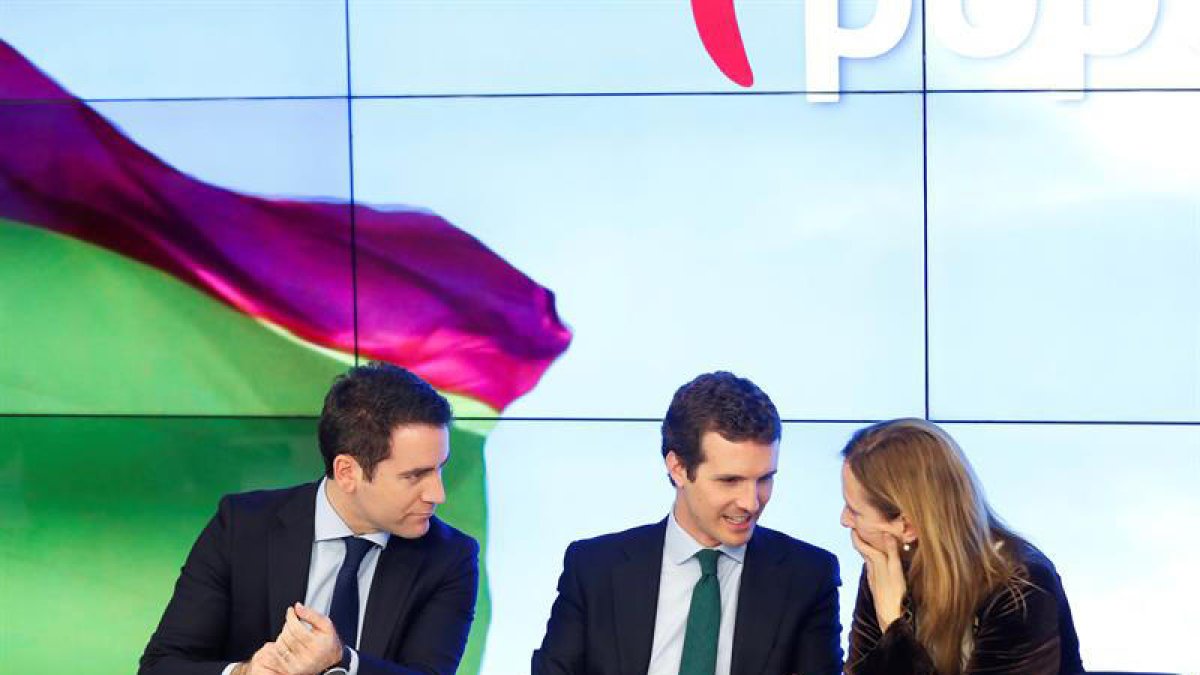 El secretari general del PP, Teodoro García-Egea, al costat del president del PP, Pablo Casado, i la sotssecretària general de comunicació del PP, Marta González, durant la reunió del Comitè Executiu Nacional del PP.