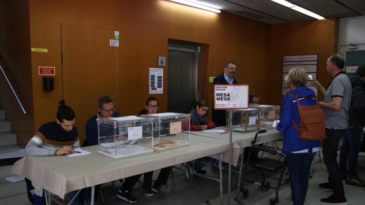 Plan|Plano general de votantes ejerciendo su derecho al voto en uno de los colegios electorales de Tarragona. Imagen del 28 de abril del 2019 (Horizontal).