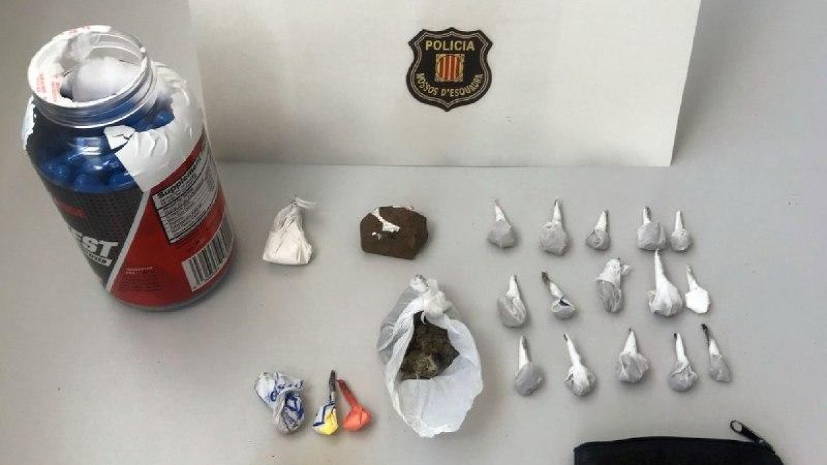 Imatge de la vintena d'embolcalls de cocaïna, un de marihuana i una peça d'haixix d'uns tres centímetres intervingudes pels Mossos d'Esquadra a dos traficants interceptats a l'Alt Camp. Imatge publicada el 20 de juny del 2019