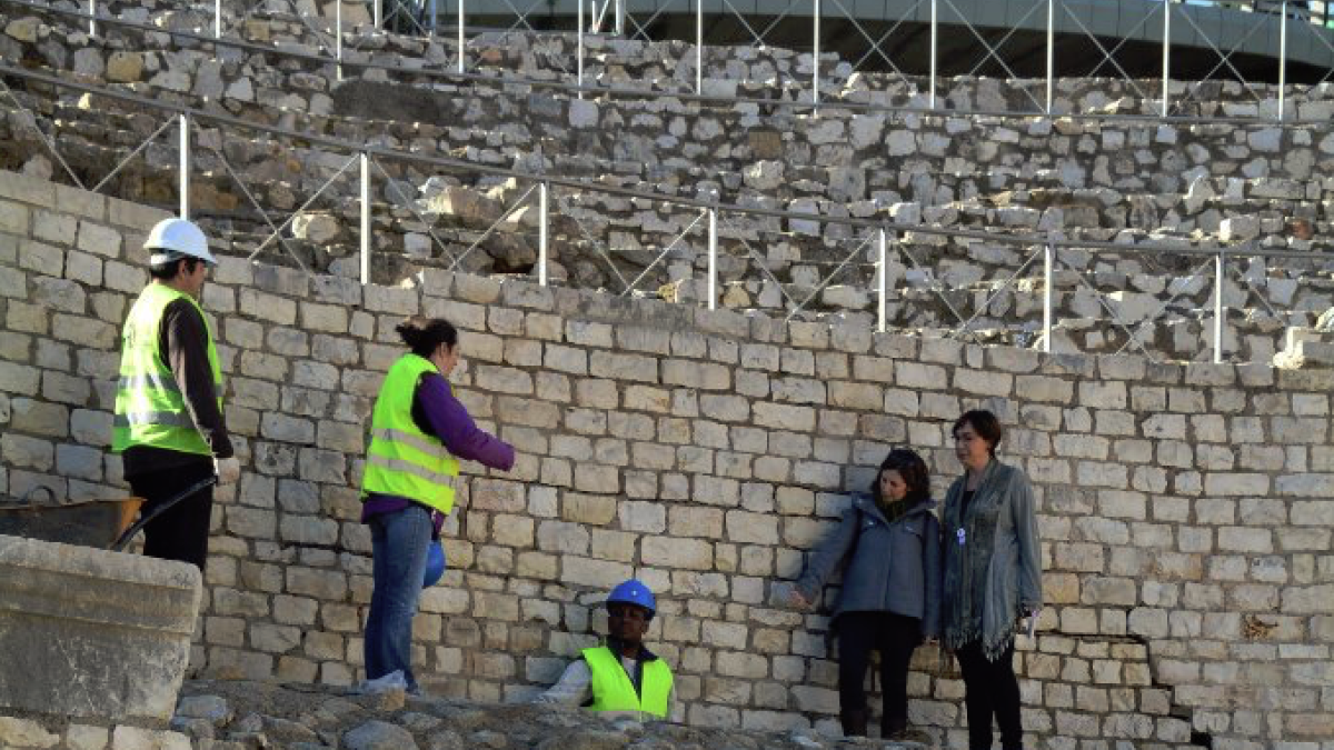 La tinent d'alcalde, Begoña Floria, i l'arqueòloga municipal, Pilar Bravo, amb l'equip que està treballant a l'Amfiteatre.