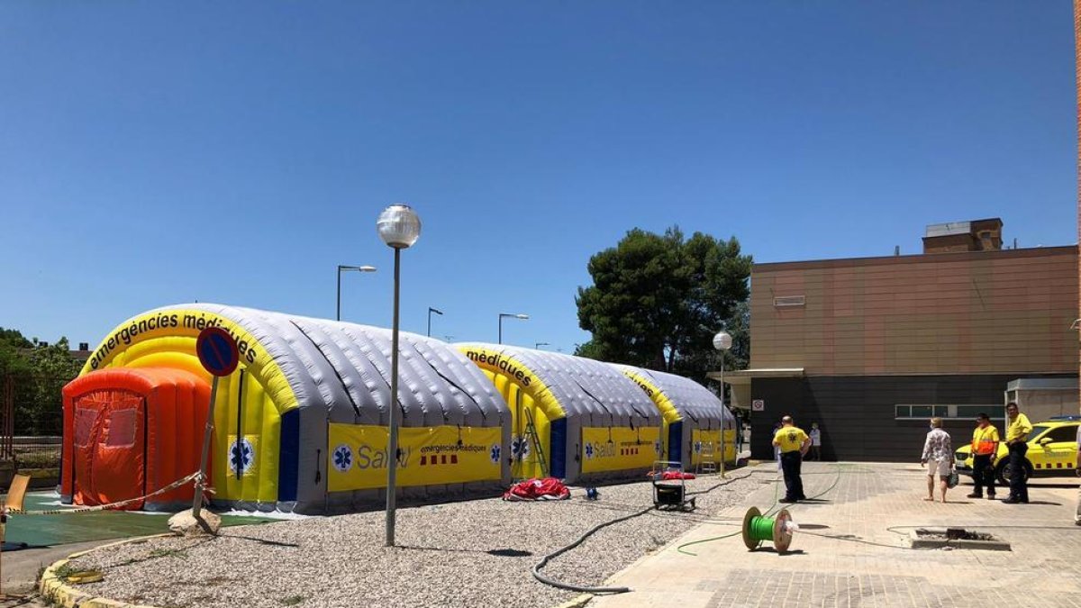 Plano general donde se puede ver el montaje del hospital de campaña del SEM delante de el Arnau de Vilanova.