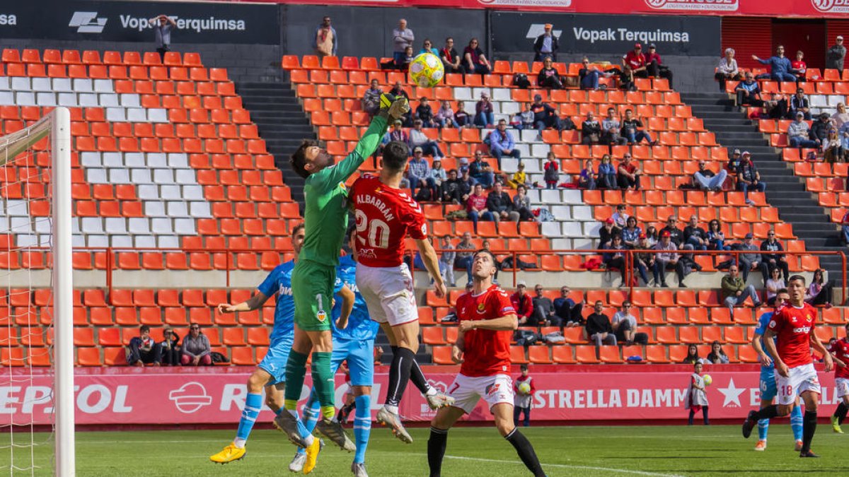 Carlos Albarrán intenta una rematada davant del meta del Valencia Mestalla.