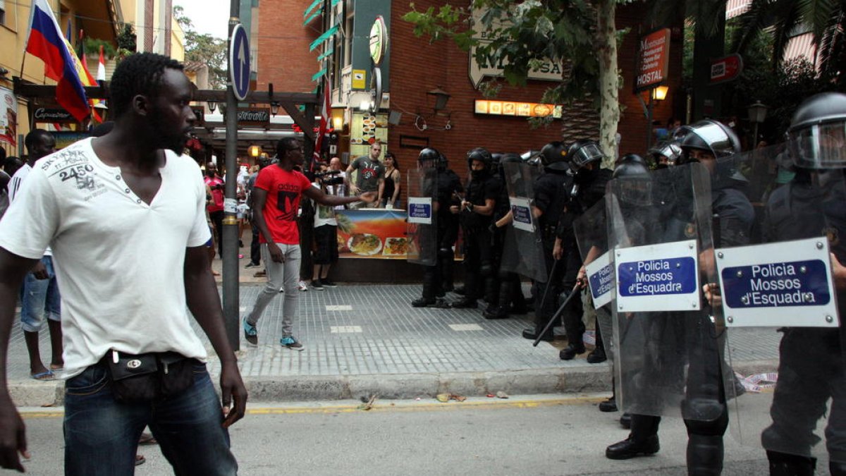 Dos senegaleses enfrentándose con los Mossos d'Esquadra el 11 de agosto del 2015 en Salou.