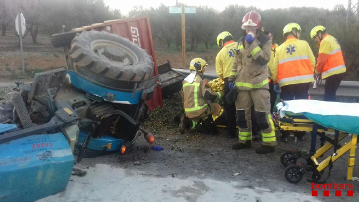 Pla general dels Bombers atenent el conductor del tractor.