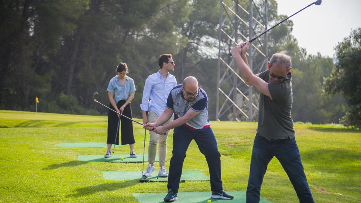 Algunos periodistas que cubren la información tarraconense disfrutaron de una mañana lúdica sobre el verde del Golf Costa Daurada.