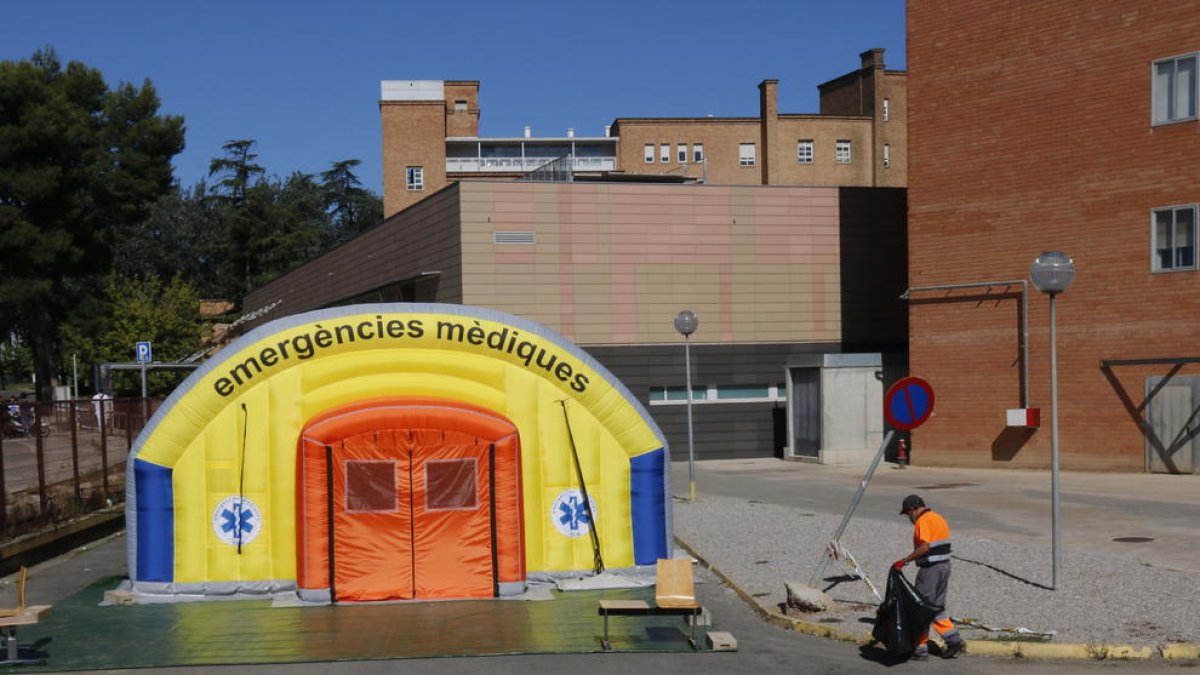 L'hospital de campanya que s'ha instal·lat al costat de l'Arnau de Vilanova per atendre casos de covid-19.