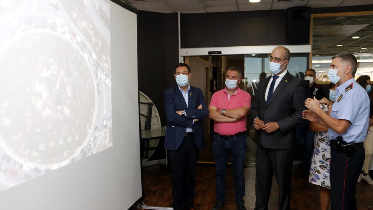 El conseller de Interior, Miquel Buch, visitando el centro de control adelantado de los Mossos d'Esquadra por el confinamiento del Segrià en el área de Vila-sana, en la A-2.