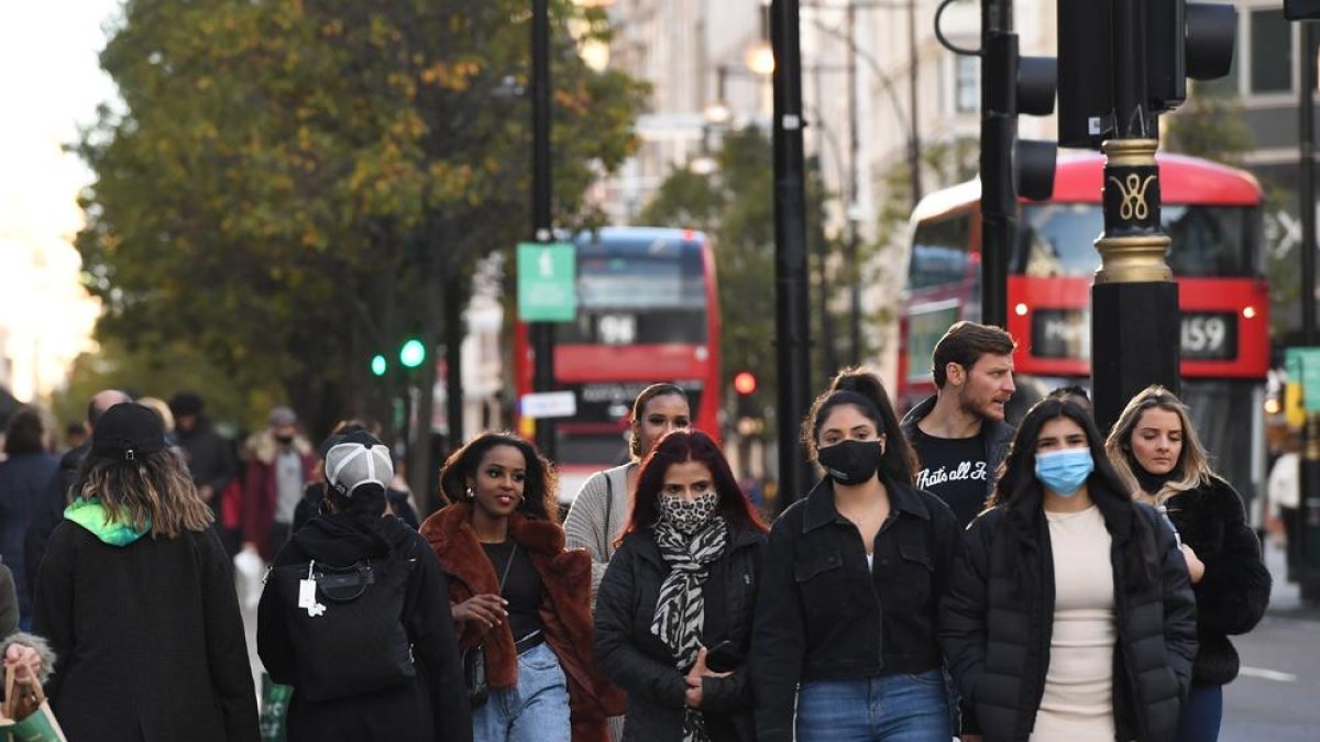 Imatge d'arxiu de gent passejant per Londres.