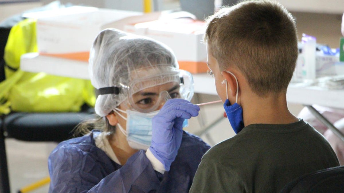 Plano medio de un niño, de espaldas, mientras se hace el test