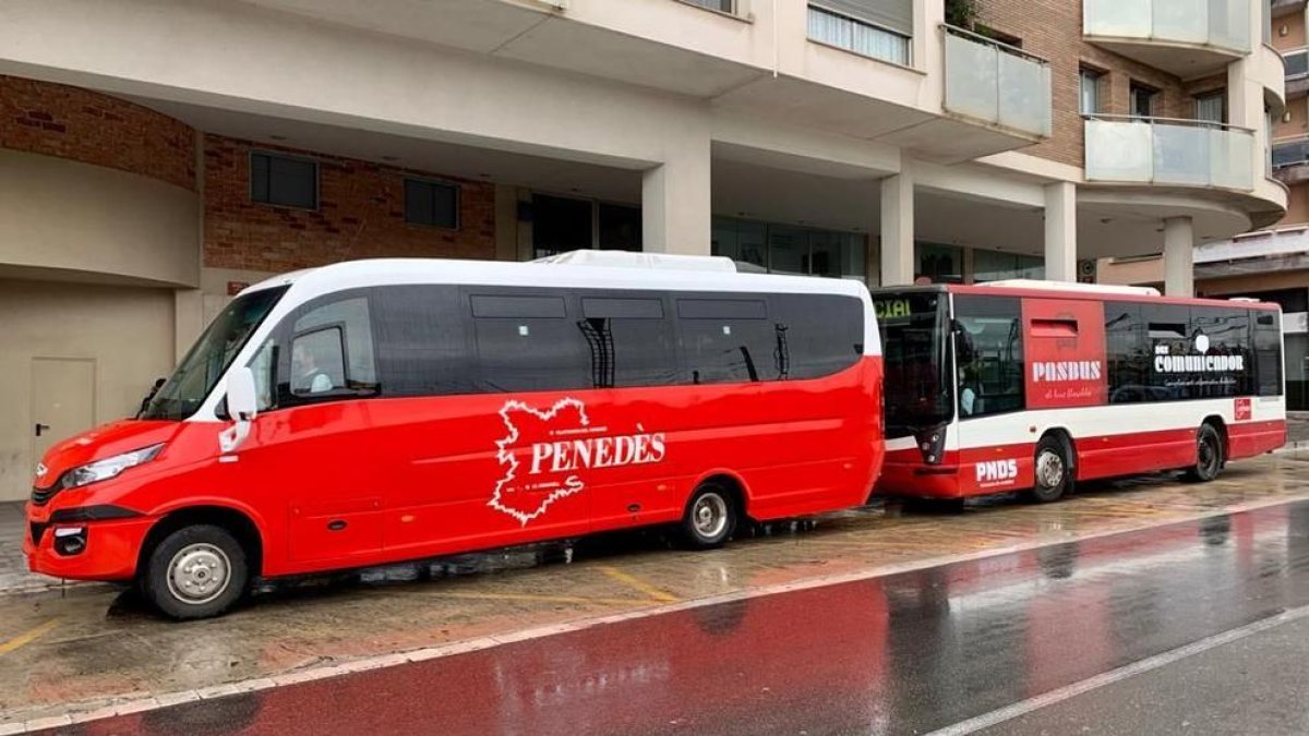 Pla general del nou vehicle de bus a demanda del Vendrell, davant d'un vehicle de la línia convencional.