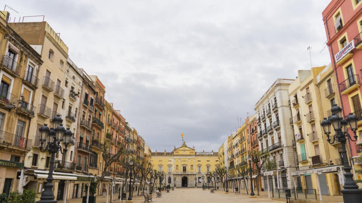 La plaça de la Font deserta, sense les terrasses dels bars i restaurants que van haver de tancar.