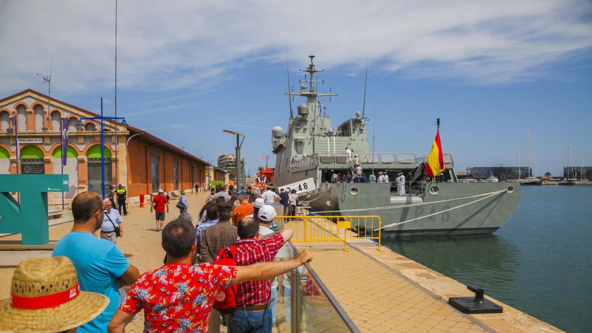 A primera hora de la tarda d'ahir, quan es van iniciar les visites al buc, els tarragonins ja formaven cues per pujar a bord del Furor.