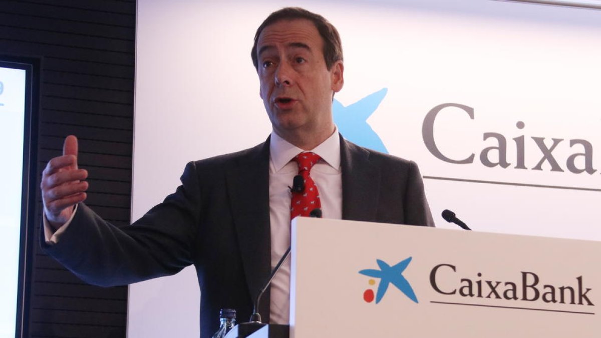 Imatge d'arxiu del conseller delegat de CaixaBank, Gonzalo Gortázar, durant la roda de premsa de presentació de resultats del banc del 201