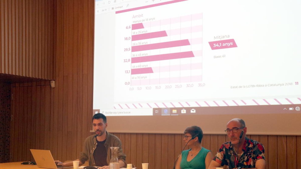 Cristian Carrer, Francisca Cifuentes i Eugeni Rodríguez, durant la presentació de les dades de l'OCH.