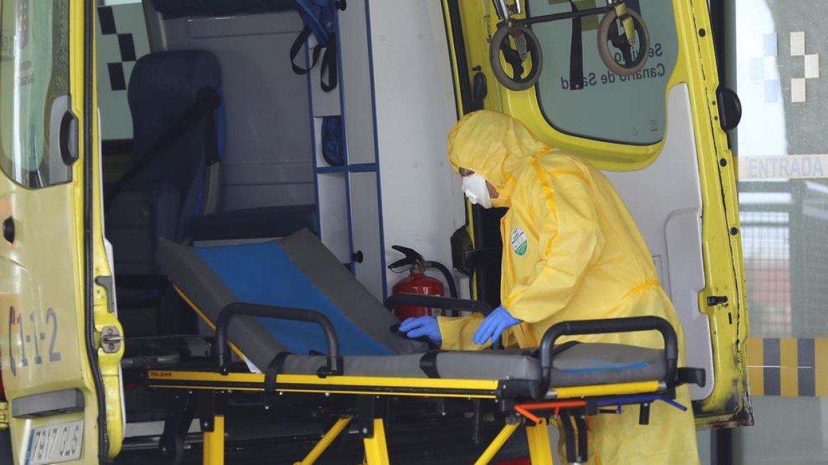 Personal del Servicio Canario de Salud prepara una ambulancia en la puerta de Urgencias del Hospital Universitario Insular de Gran Canaria