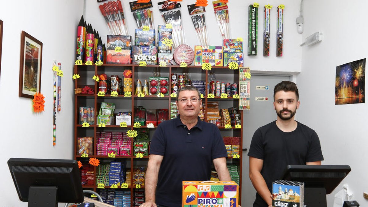 Rafa Rubio amb un treballador a la botiga de coets ubicada al costat de l'estanc.