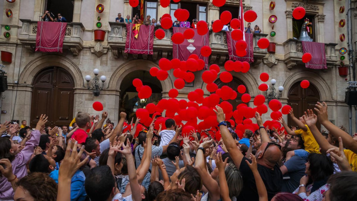 La tradicional petada de globus a la plaça del Blat.