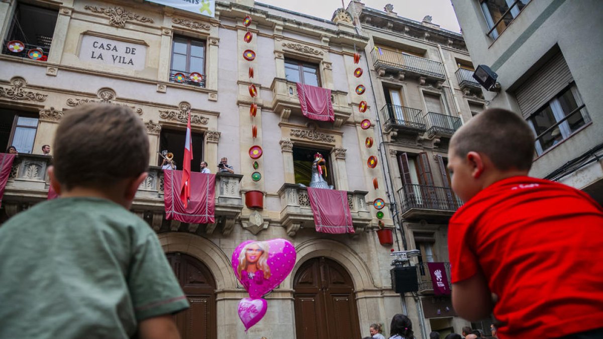 L'Àliga de Valls sortint al balcó de l'Ajuntament i convidant tothom a gaudir de la festa.