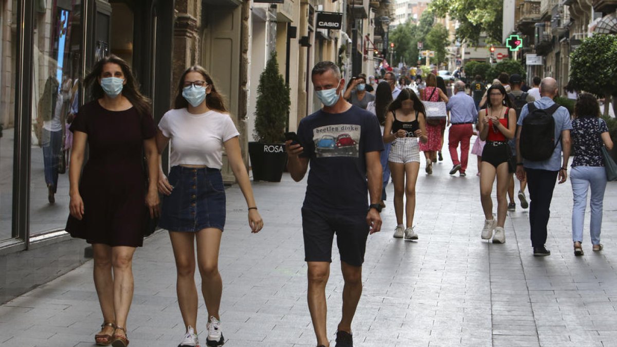 Gent amb mascareta passejant per la capital del Baix Camp.