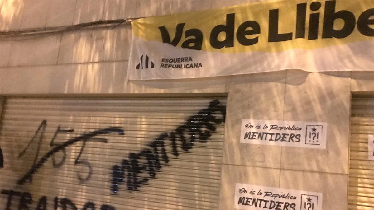 Pintades a la seu d'Esquerra Republicana a Badalona.