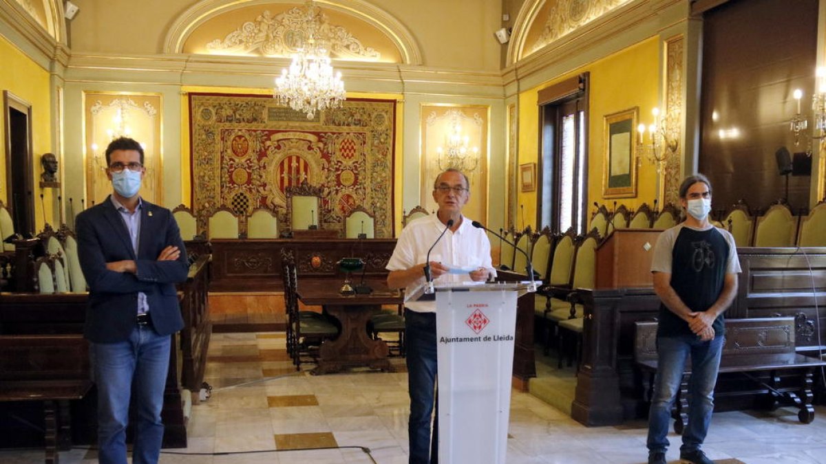 L'alcalde de Lleida, Miquel Pueyo, i els tinents d'alcalde Toni Postius i Sergi Talamonte, durant la compareixença per valorar l'anunci de confinar el Segrià.