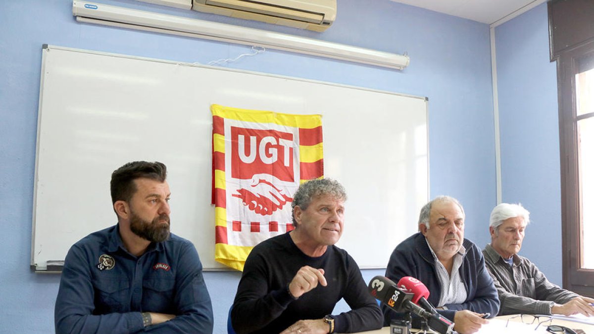 Pla general del president del comitè d'empresa, Miguel Pérez; d'Àngel Martín de Sande la UGT, i de Joan Llort, secretari general de la UGT al Camp de Tarragona, en roda de premsa a Reus el 5 de març del 2020.