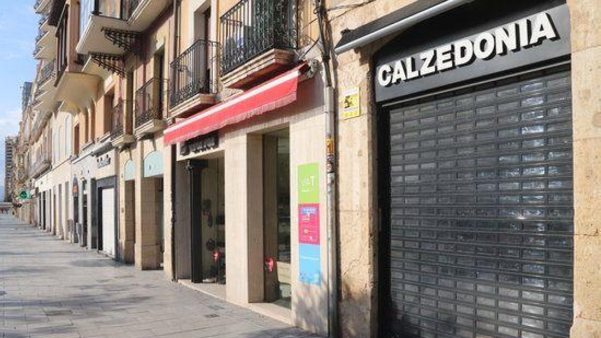 Tiendas de la Rambla Nueva de Tarragona, cerradas.