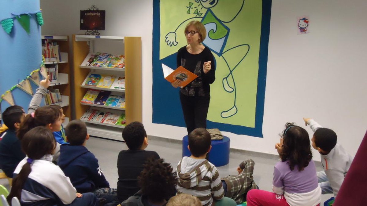 Imagen de una sesión de lectura en la biblioteca de Cambrils.