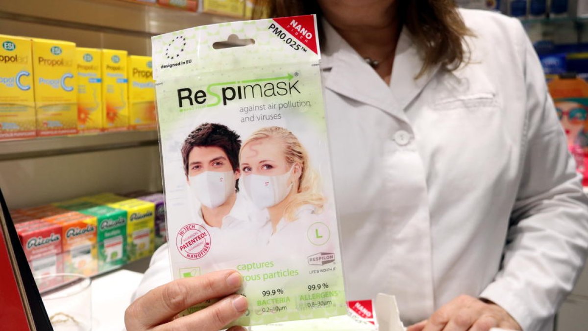 Una de les poques mascaretes que queden a la farmàcia Noguera de Girona després que la majoria d'elles s'hagin venut a causa del coronavirus.