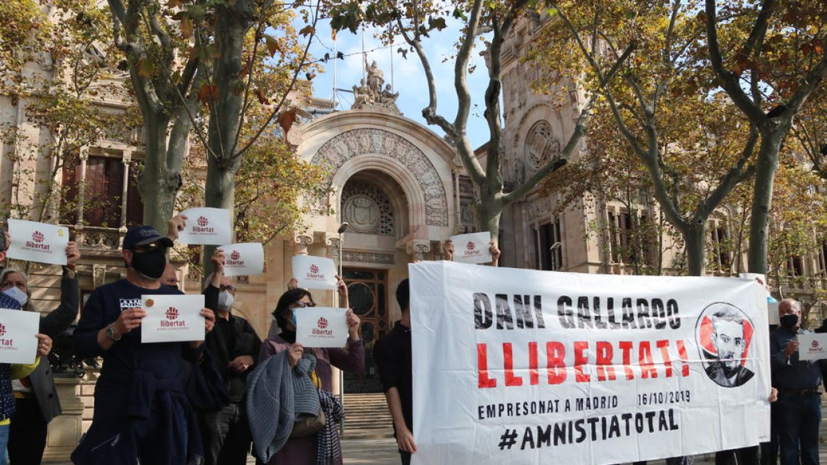 Diversos manifestants davant el TSJC mostrant una pancarta en suport a Dani Gallardo.