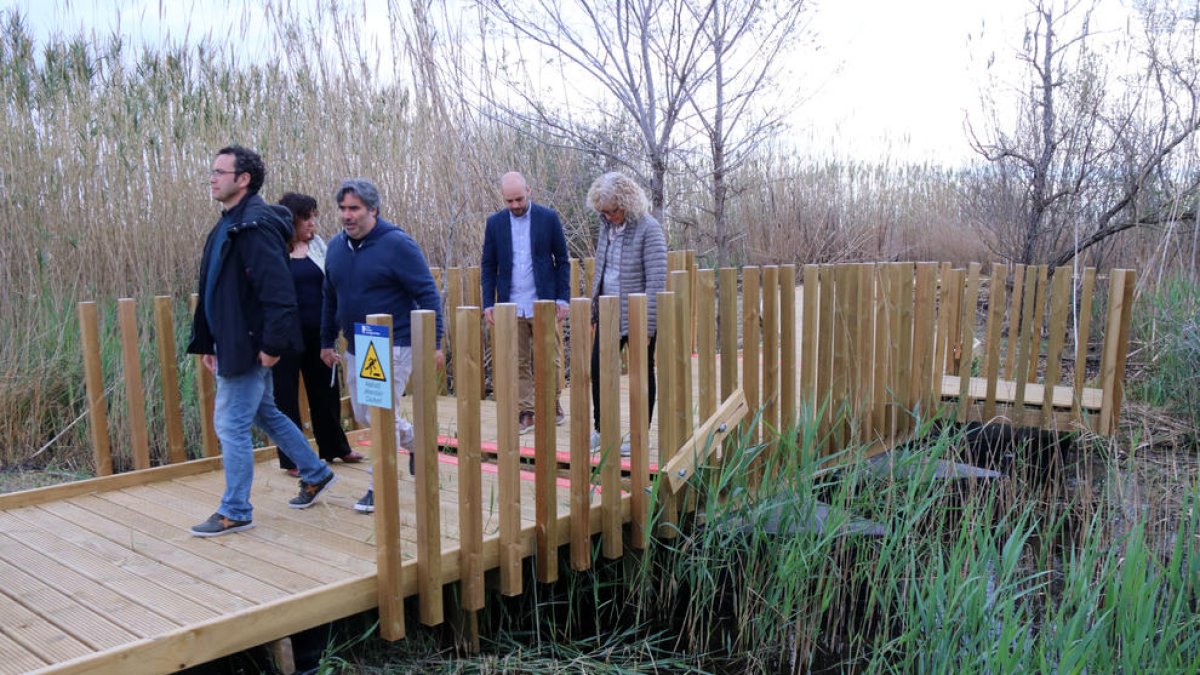 Pla general del pas flotant instal·lat per salvar un dels ullals en la ruta circular per l'interior de l'espai.