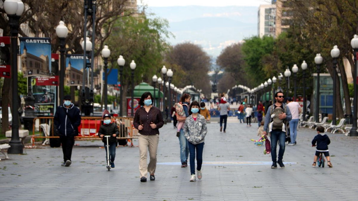 Plano general de niños, acompañados con sus padres, en el primer día desconfinamiento en la Rambla Nova de Tarragona.