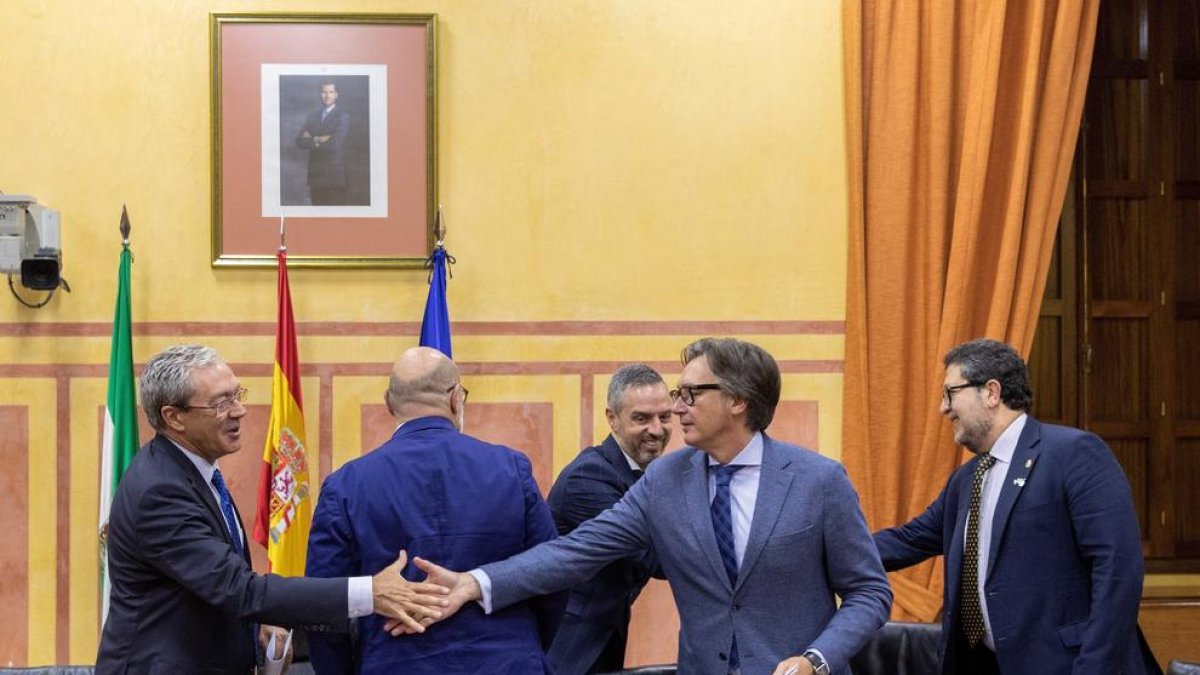 Imatge d'arxiu de la Junta i Vox aprovant els Presupuestos Andalucía 2019 i 2020.