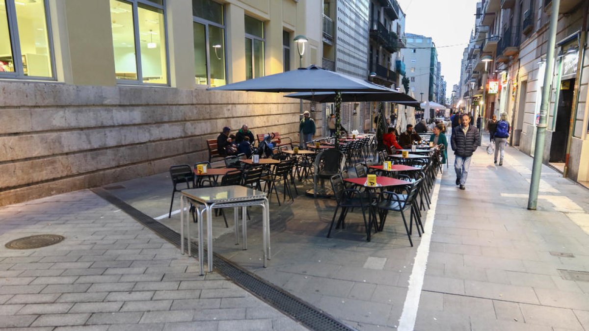 Els bars del carrer Lleida són els que poden resultar més perjudicats si redueixen les terrasses.