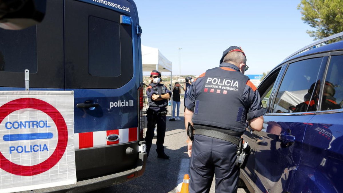 Un control de mossos por el confinamiento del Segrià en el acceso al A-2 por la salida de la AP-2, en Soses, en el límite con la Franja.