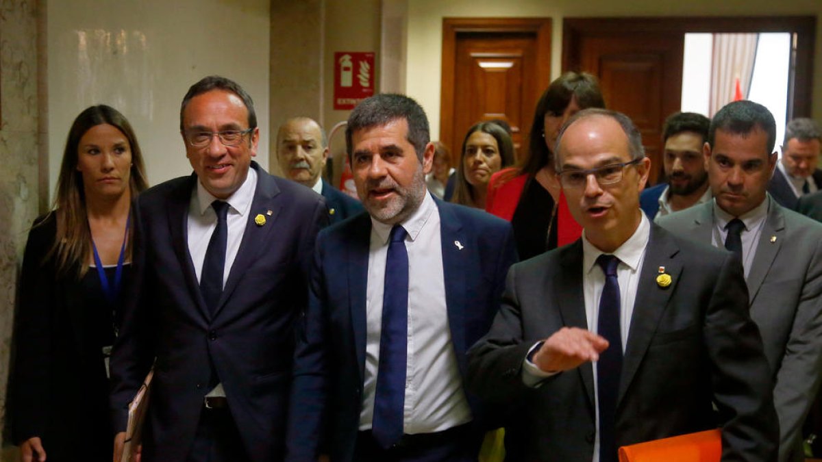 Josep Rull, Jordi Sànchez y Jordi Turull caminando por los pasillos del Congreso el 20 de mayo del 2019.