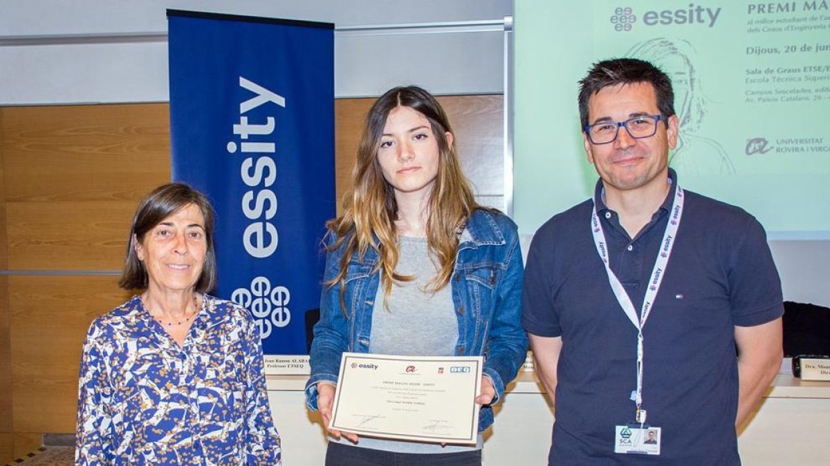 D'esquerra a dreta, la professora Magda Medir, l'estudiant Clara Weber, i el responsable de Millora Continua d'Essity Iberia, Pere Marc Franquet.