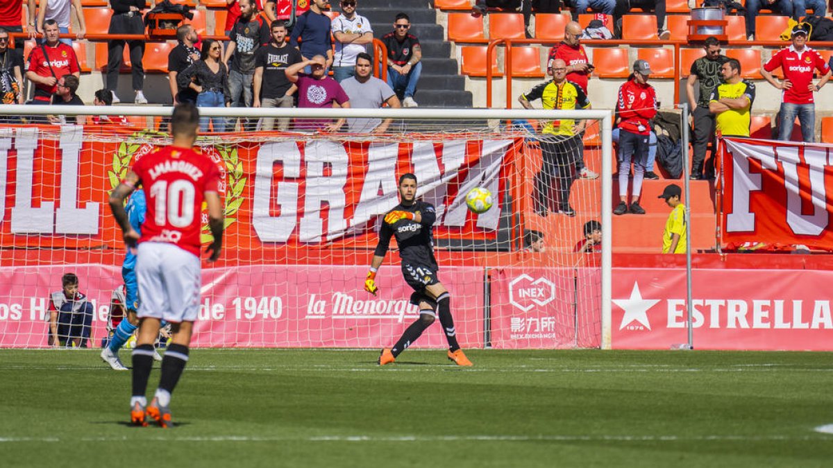 Bernabé Barragán, durant el Nàstic-Valencia Mestalla.