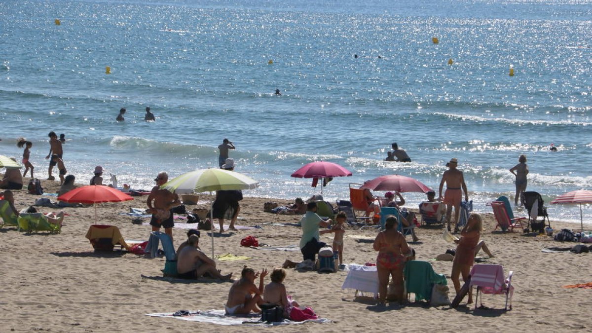 Banyistes a la platja de l'Arrabassada.