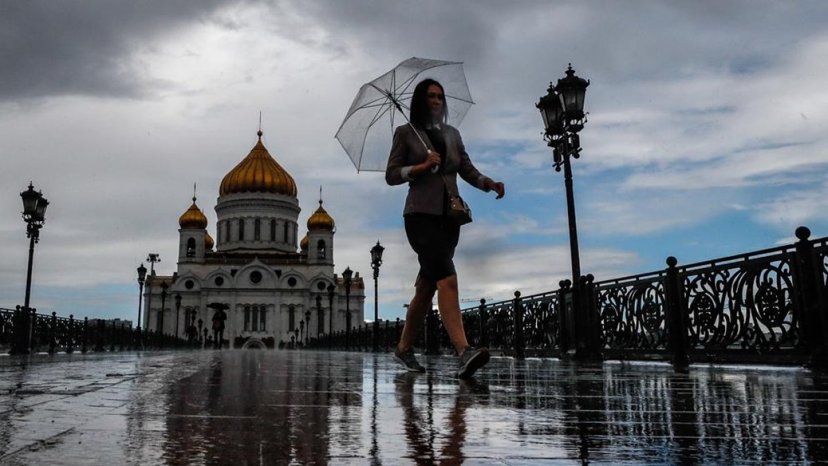 Una dona camina pel centre de Moscou