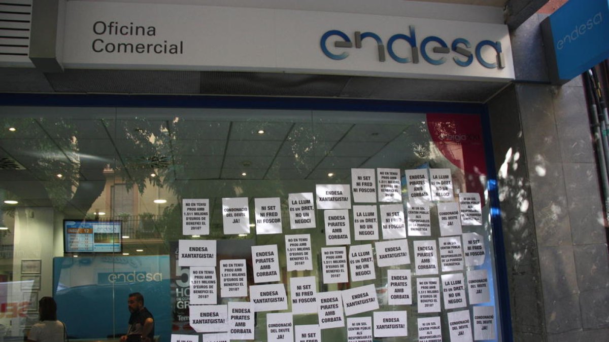 La seu d'Endesa a Tarragona, encartellada, en el marc d'una protesta pel condonament del deute.