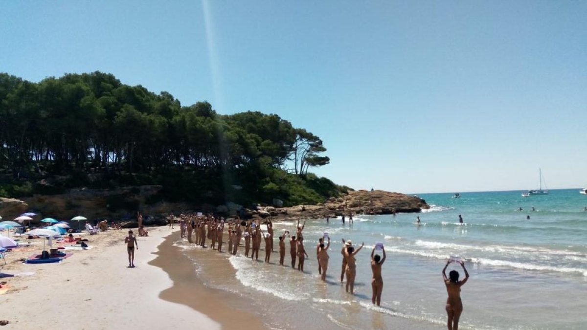 La cadena, en la playa.