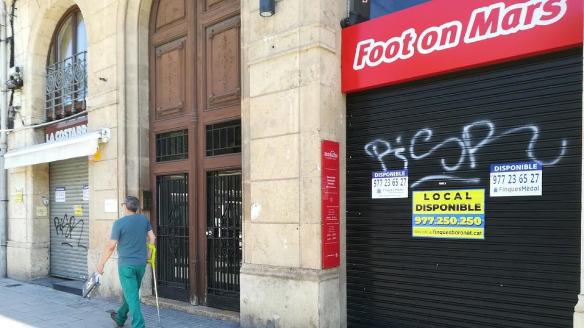 Dos establiments tancats en el tram de la Rambla Nova entre els carrers Sant Francesc i Assalt.