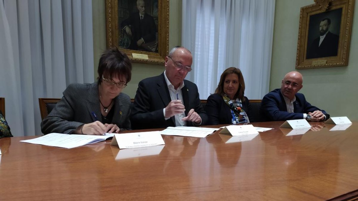 El govern de Catalunya i el consistori van signar ahir el conveni.