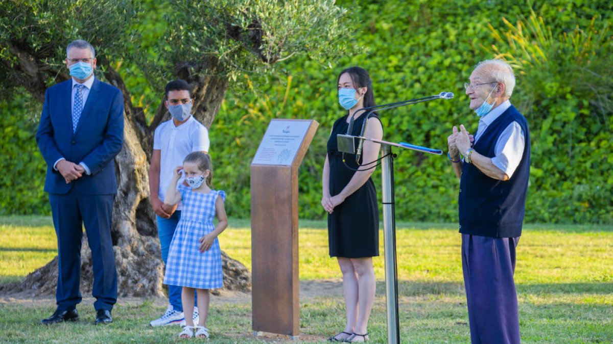 L'Abdel, la Carlota i la Rongrong Zhu al costat de la placa que van descobrir amb Mossèn Fort, durant la seva intervenció.