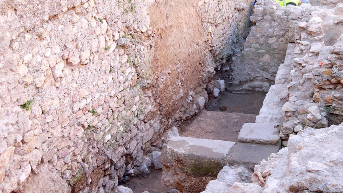 Las dos naves del almacén romano, separadas por un sillar transversal, descubiertas durante las excavaciones al teatro romano de Tarragona.